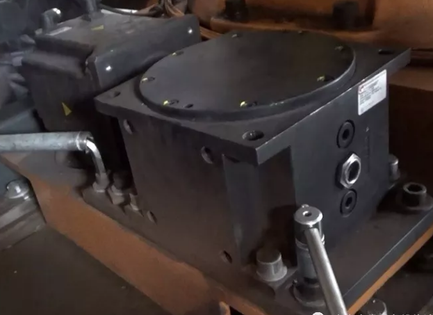 擰松變數(shù)箱的三個緊固螺絲，和一個偏心輪的緊固螺絲