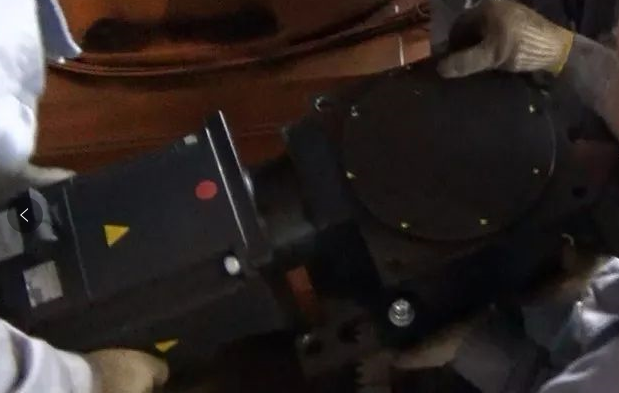 放入齒輪箱的時候，保證馬達側(cè)要抬高點，保證斜齒輪之間的嚙合更順暢